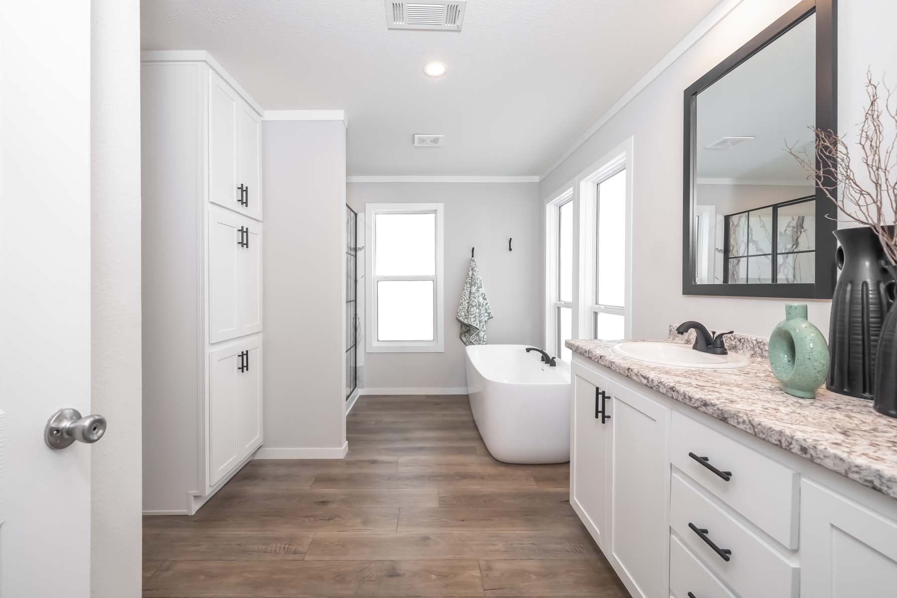 Premier / Bourbon 3276H42398 — manufactured home photo 13 at Texas Home Outlet in Huffman, TX